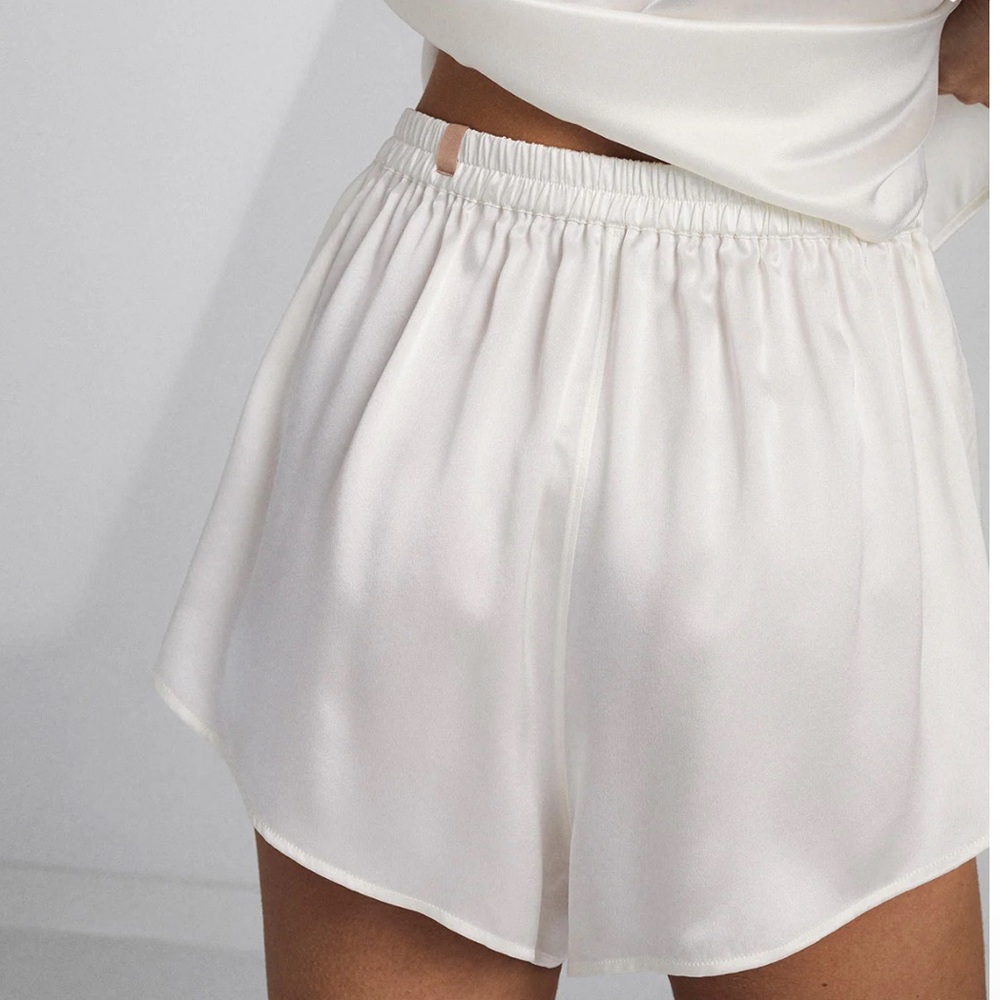 LUNYA
WASHABLE SILK Shorts COLOR: TRANQUIL WHITE size XL women pre owned